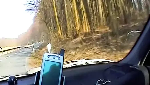 Harika bir Alman sarışın arabada sert yarak emiyor