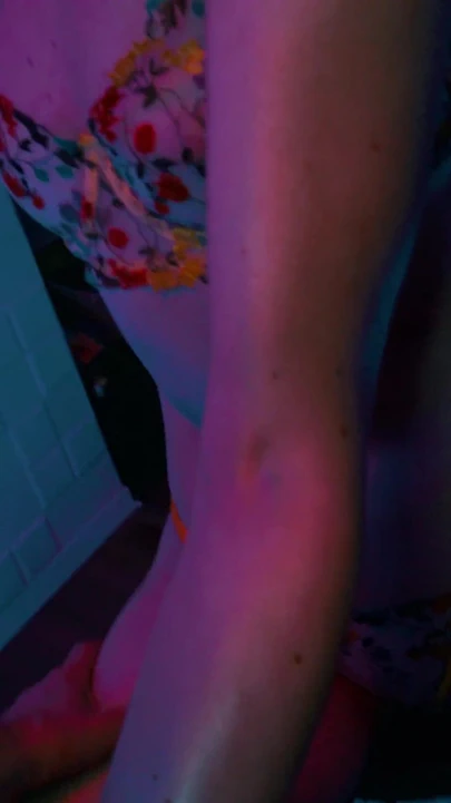 Sarışın model yağlanıyor ve parmaklıyor