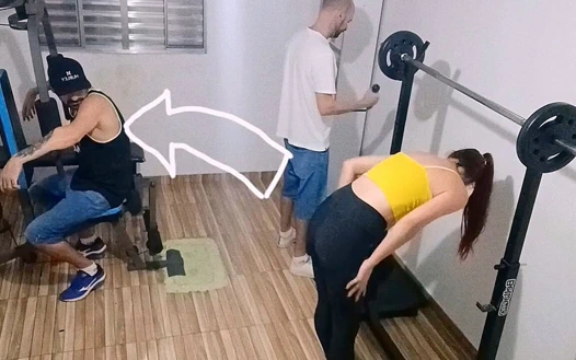 Eşi, kocasını spor salonunda arkasından aldatıyor!