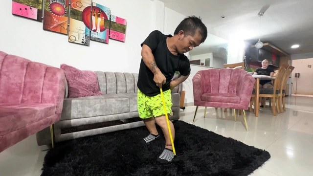 Yaramaz hamile üvey kız kardeşim zengin ve büyük penisimi de küçük olduğuna inanarak ölçüyor.