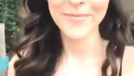 Kırmızı oje ile sıcak amatör ayaklar