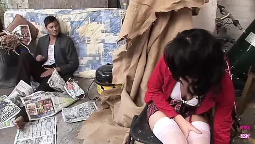 Çoraplı çok güzel esmer bayan açık havada domalarak sikiliyor