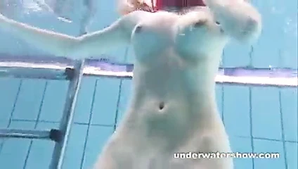 Kızıl saçlı mia su altında soyunuyor