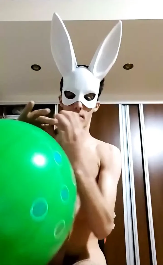 Bunny looner yayında mastürbasyon yaparken büyük balonlar patlatıyor