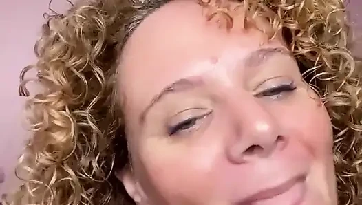 Merce içinde bir şeyle mastürbasyon yapıyor... Amının yakın çekim, inlemesini dinle