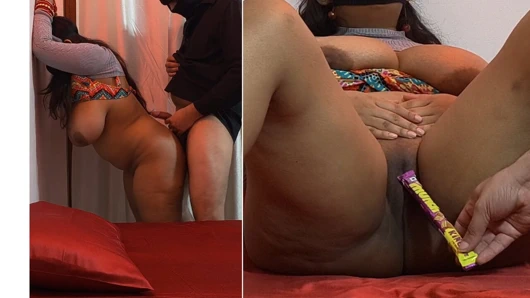 Üvey kız kardeş amcıkta çikolata, gırtlağına kadar alıyor ve duvara karşı sikiliyor