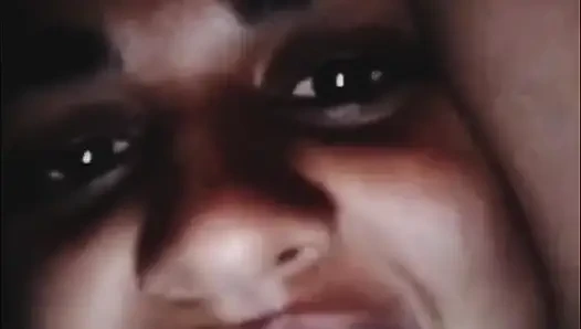 Eski sevgilimle görüntülü görüşme göğüslerini gösteriyor