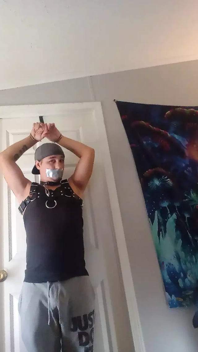 Köle oğlan kendini esaret altında