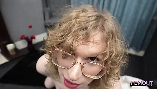 Femout - mae oyuncağıyla oynama heyecanını paylaşıyor