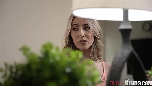 Üvey kızımın anneler günü için dışarı çıkmalarına yardım ediyorum