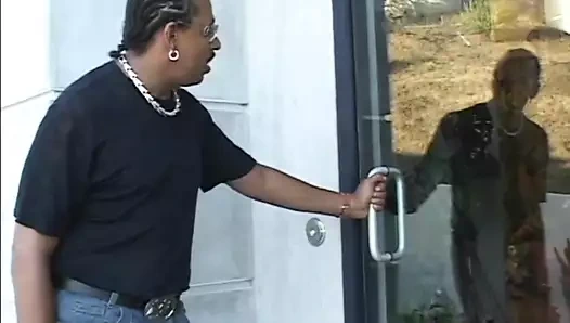 Üvey kardeşler aynı siyah horozun tadını çıkarıyor!