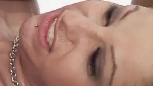 Mükemmel şekilli Fransız bebekler sette lezbiyen eğlencesi yaşıyor