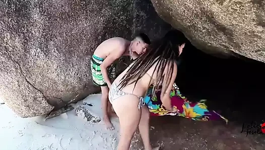 Sahilde ateşli kızın götünü sikiyor