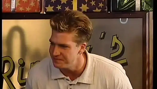 Sarışın azgın kocasının arkadaşıyla seks yapıyor