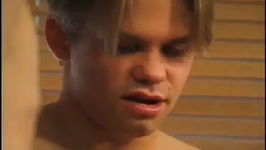 Genç sarışın çifte penetrasyon