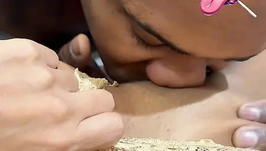 Yakın çekim amcık yalayan Kolombiyalı bebek (bakış açısı)