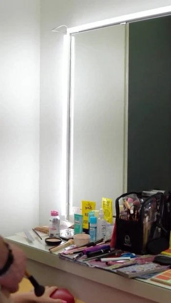 Обязательный для обмена момент из "немецкая сучка Micky Muffin соблазняет к траху BTS стилист на порно наборе"