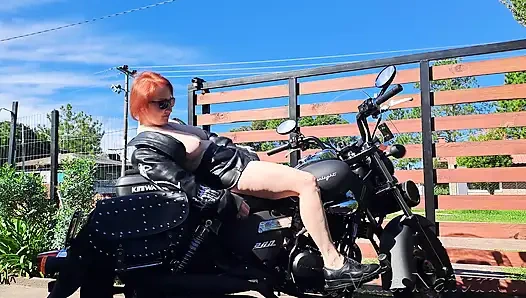 Motorcu kız kamera arkası: deri, siyah bisiklet ve yaramaz bir sır (tam bio)