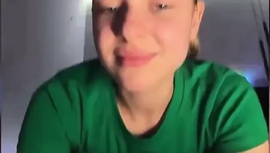 Fışkırtarak yakın çekim amcığını parmaklıyor