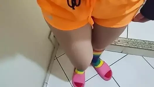 Binadaki arkadaş bahsi kaybediyor ve merdivenlerde sakso çekiyor