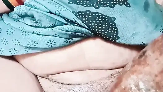 Hintli ev hanımı birden fazla orgasam ile mastürbasyon yapıyor ateşli amcığının suyunu çıkarıyor ve Hintçe ile edepsizce konuşuyor