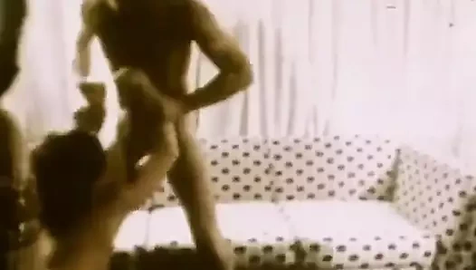 Busty enayi (1970'lerde vintage) anal seks partisi istemedi