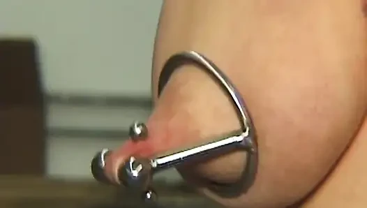Kızıl saçlı orta yaşlı seksi kadın ağırlıklı meme ucu kıskaçlarına boyun eğiyor