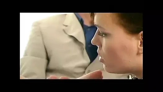 İki lezbiyen sürtük ayaklarıyla amına mastürbasyon yaparken büyük yaraklı gözleri bağlı adam