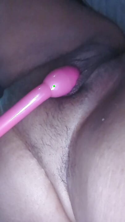 Porno izliyorum ve duşta erkek arkadaşını mastürbasyon yaparken dinlemek bana klitorisle orgazm oluyor