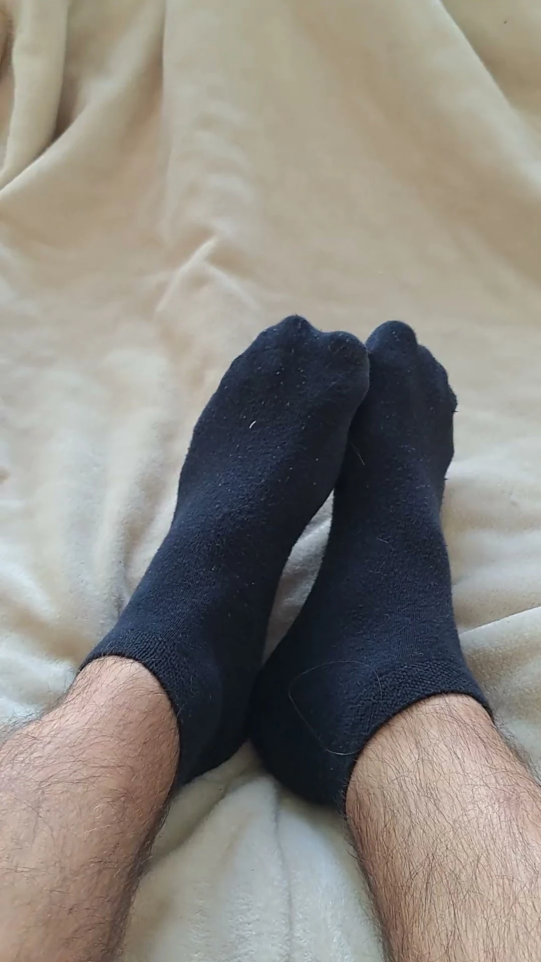 Fetiche de pies gay: se quita los calcetines y los muestra