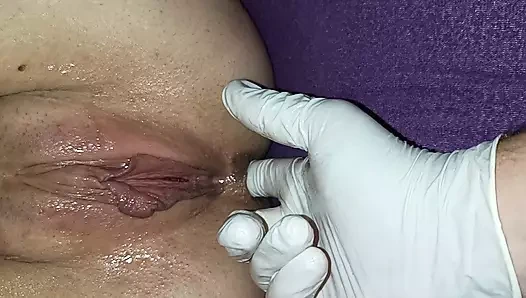 "Evli çift samimiyetini keşfediyor: kocası karısının vajinasında elini sokuyor, ikisi de mastürbasyon yapıyor"