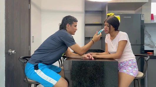 Utangaç üvey kız kardeşime lezzetli penisimle lezzetli sıkı vajinası üzerinde kayganlaştırıcının nasıl kullanılacağını açıklıyorum.