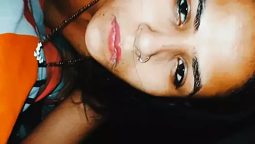 Üvey kız kardeşim latika yatakta ve tam çıplak sert sikişiyor