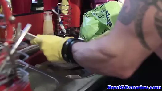 Gerçek dom ev hanımı bolca döl içiyor