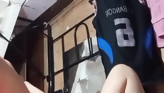 Islak amcığını çok eğlenceli ve neşeli pompalamayı sürdür