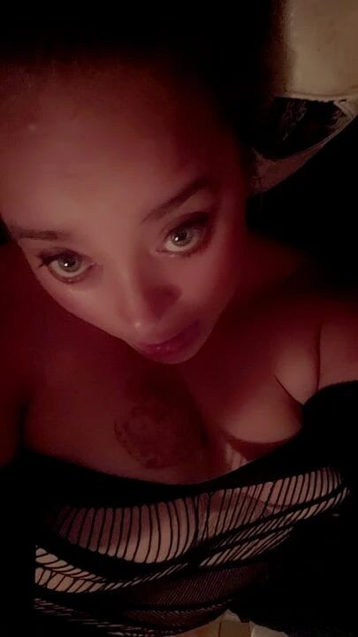 Babasının büyük zenci yarağının gelmesini bekliyorum