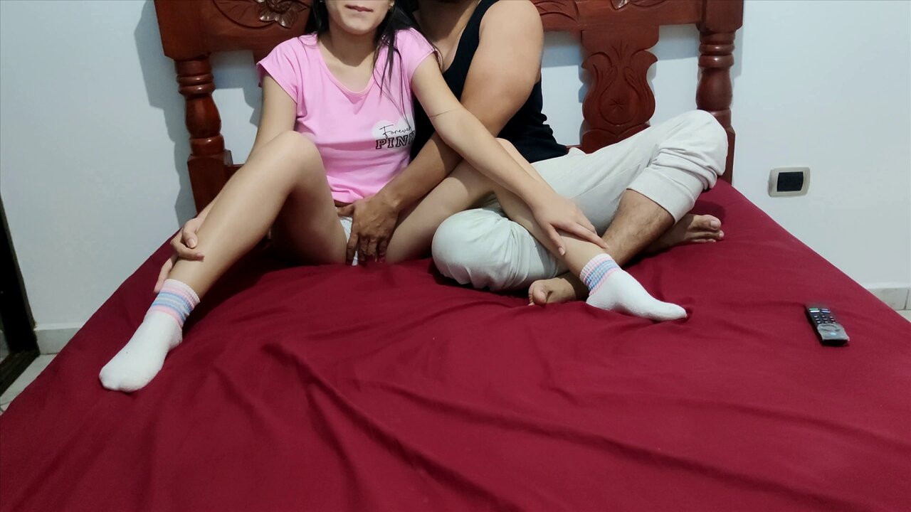 Masum kızım evde tek başına anime izlemeyi seviyor ve onu hentai koyarak kandırdım