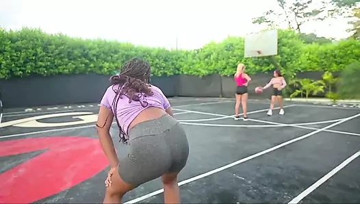 Bak nasıl seksi basketbol oynuyoruz