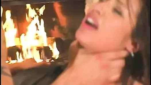 Yuvarlak eşek ile azgın esmer latina derin boğaz alırken derin anal delme alır