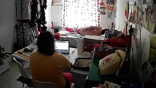Üvey baba evde ofis yaparken üvey kızıyla
