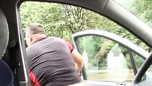 Harika bir yuvarlak eşek ile yetenekli bir Alman bayan arabada sert bir horoz sürme seviyor