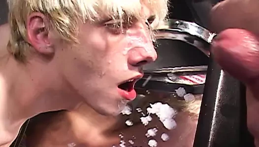 Twinks vahşi bir şekilde kontrolden çıkıyor sınırsız sikiş partisi