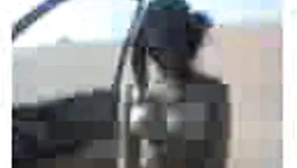 Sutyen ile çölde mükemmel vücut ile Arap kız