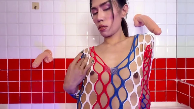 Ladyboy Shelley ateşli götünü sikiyor!