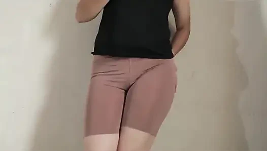 Sadece kıyafetlerini değiştiriyor ama Endonezya pornosu viral oluyor