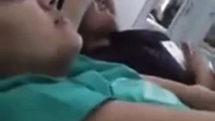 Hintli kız kız şarkı söylüyor