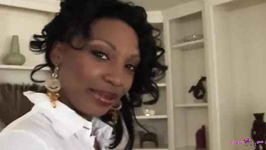 Bu azgın sürtük için bir yarak yeterli değil, bu yüzden üçlü seks yapıyor