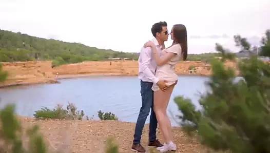 Bu çiftin tatildeki ilk durağı vahşi seks oldu