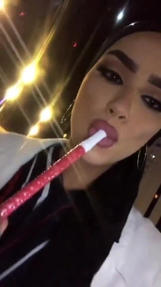 Seksi tesettürlü kadın ateşli sigara içiyor