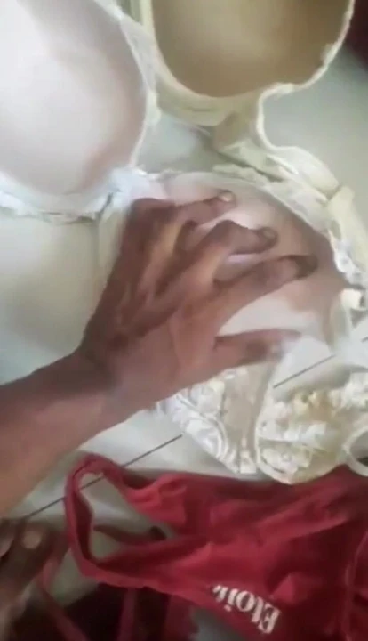 Büyük yaraklı Hintli adam giyimli sutyen altındaki kadınlarla mastürbasyon yapıyor